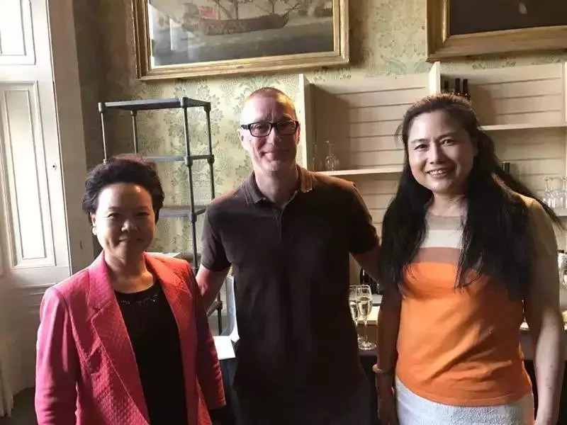 浙江省貿(mào)促會(huì)吳桂英會(huì)長(zhǎng)、英國(guó)諾丁漢郡政府首席執(zhí)行官安東尼·梅先生與陶曉鶯董事長(zhǎng)親切交談.jpg