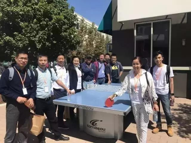 陶曉鶯董事長(zhǎng)隨代表團(tuán)到Facebook參觀考察（據(jù)說扎克伯格在工作閑暇之余會(huì)來此打乒乓）.jpg